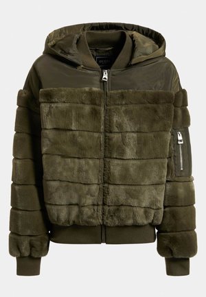 Olivgrüne gesteppte Jacke mit horizontalen Kunstpelzpaneelen, gerippten Bündchen und Saum, Reißverschluss vorne, Kapuze und Reißverschlusstasche am linken Ärmel.