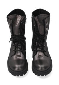 Bottes basses métalliques noires avec une finition texturée, dotées d'un laçage à l'avant, de zips latéraux et d'accents en métal argenté ronds.