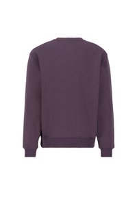 Lilla sweatshirt med rund hals, ribbede manchetter og bund. Har en lille firkantet patch på den øverste ryg. Glat tekstur.
