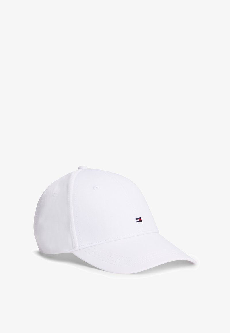 Casquette de baseball blanche avec un petit logo rectangulaire rouge, blanc et bleu à l'avant, sur un fond blanc uni.