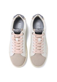 Las zapatillas blancas y de color beige claro presentan una parte superior de cuero suave, acentos de ante gris, cordones rosas y una lengüeta texturizada con una marca.