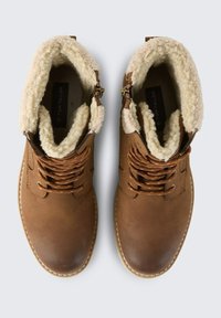 Bottines en cuir marron avec une doublure en fausse fourrure, bout arrondi, fermeture à lacets à l'avant et coutures contrastées. Comprend un accent zip sur le côté.