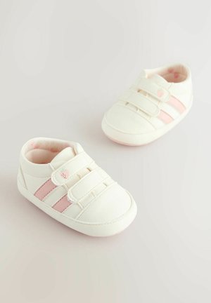 Chaussures blanches pour bébé avec des rayures roses, dotées de brides auto-agrippantes réglables et d'une doublure intérieure douce. Texture granuleuse, design à bout arrondi.