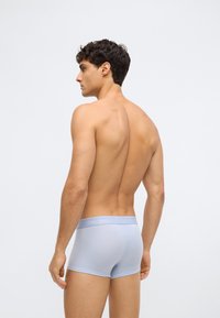 Světlomodré bavlněné boxerky s měkkým pasem, na kterém je logo Calvin Klein, hladký povrch a pohodlný střih.