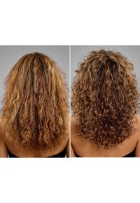 Krullend haar voor en na behandeling: links worden pluizige strengen in lichtbruin getoond; rechts zijn gedefinieerde, glanzende krullen in een donkerdere tint.