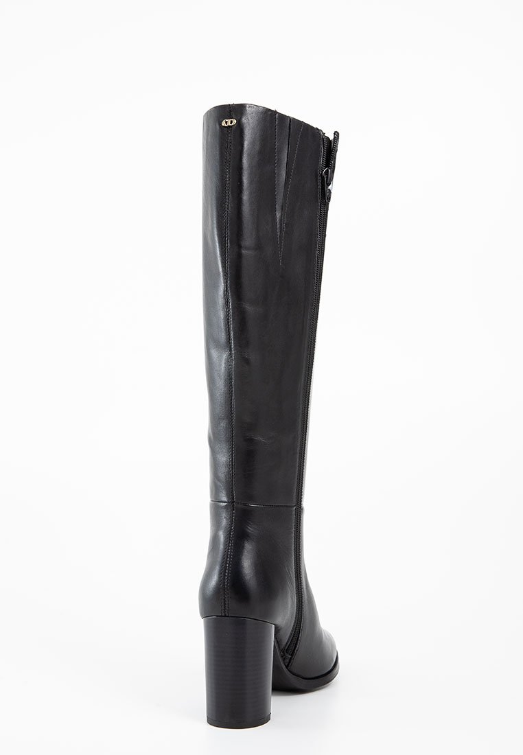 Czarne skórzane botki do kolan na słupku, z bocznym zamkiem błyskawicznym i pionowymi szwami, które dodają tekstury.