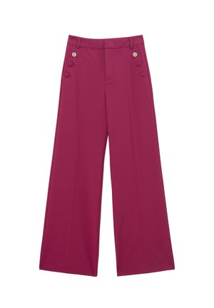 wijdtemaat broeken in levendig magenta, met een gladde stof, twee goudkleurige knopen aan de voorkant en een op maat gemaakte tailleband.