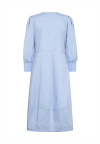 Gaiši zila kokvilnas kleita ar brīvu piegriezumu, pūkainām piedurknēm un kontrastējošām aprocēm. Apakšmalai ir taisna forma ar diskrētām vīlēm.