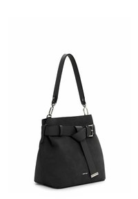 Bolso de hombro negro con detalle de cinturón texturizado y hebilla plateada, forma trapezoidal estructurada y enganches de correa desmontables.