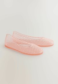 Transparente rosa Ballerinas mit einem Diamantenmuster, runder Zehenpartie und glattem, flexiblem Material.