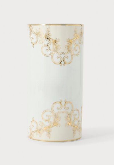 Grand vase en céramique blanche avec des motifs floraux dorés et ornés près des bords supérieur et inférieur sur un fond uni.