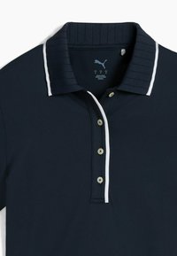 Navy-Polohemd aus glattem Stoff, mit geripptem Kragen, weißen Akzenten und einer drei Knöpfe umfassenden Knopfleiste mit hellen Knöpfen.