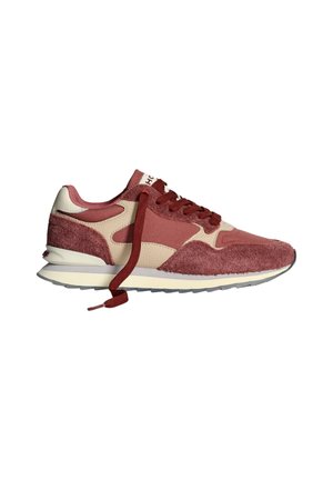Baskets au style rétro avec des panneaux en velours et tissu en rose poussiéreux et beige, lacets bordeaux et semelle blanche rembourrée.