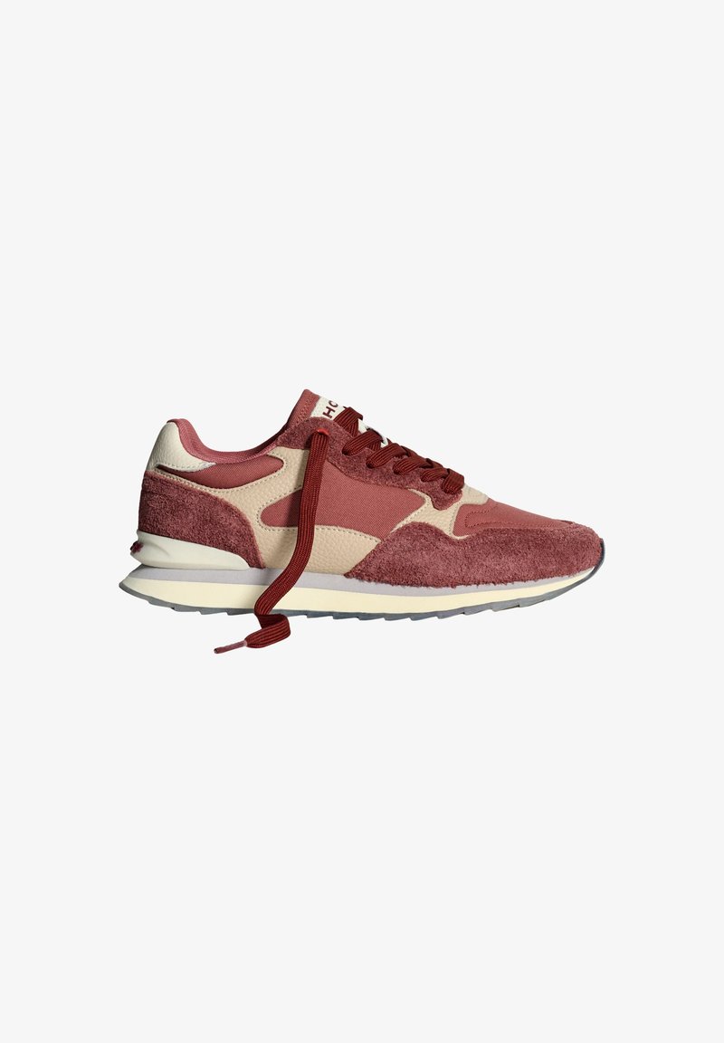 Baskets au style rétro avec des panneaux en velours et tissu en rose poussiéreux et beige, lacets bordeaux et semelle blanche rembourrée.