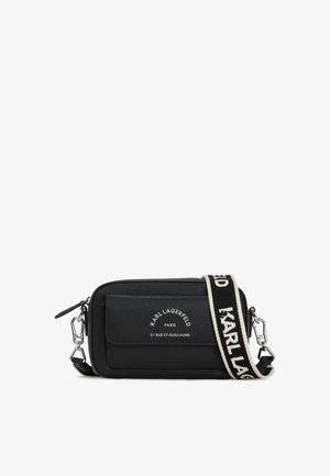 Zwarte leren schoudertas met ritssluiting, gestructureerd oppervlak, voorvak en verstelbare strap met logo-details.