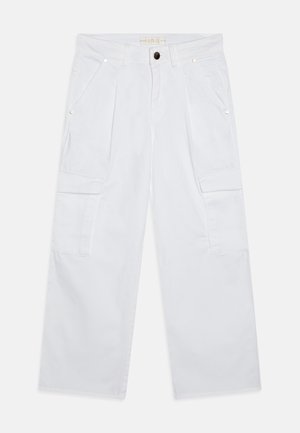 Weiße Cargo-Hosen mit weitem Bein. Merkmale sind Vordertaschen, seitliche Cargotaschen und ein Knopfverschluss. Hergestellt aus Baumwollstoff.