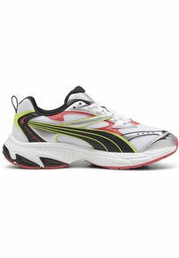 Weißer Sportschuh mit schwarzen, roten und neongrünen Akzenten. Obermaterial aus Mesh, gepolsterter Kragen, Schnürverschluss und strukturierte Sohle. Abgerundete Zehenform.