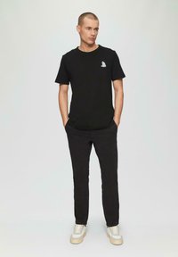 s.Oliver MIT HALLOWEEN-STICKEREI - T-shirt print - schwarz