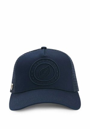Casquette trucker bleu marine avec dos en mesh, présentant un logo circulaire embossé avec une feuille et du texte sur le panneau avant.