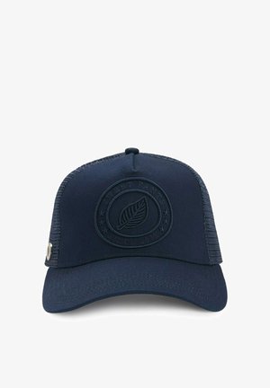 Casquette trucker bleu marine avec dos en mesh, présentant un logo circulaire embossé avec une feuille et du texte sur le panneau avant.