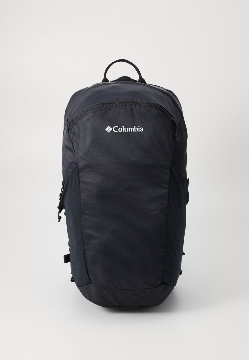Schwarzer Rucksack aus strapazierfähigem Material, mit einer Reißverschlusstasche vorne, Seitentaschen und einem oberen Tragegriff. Columbia-Logo auf der Vorderseite.