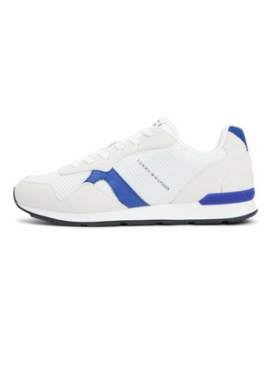 Biało-niebieski niskoprofilowy sneaker z siateczkowymi i zamszowymi detalami, czarną podeszwą oraz logo „Tommy Hilfiger” na boku i pięcie.