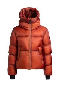 Czerwona puchowa kurtka z wysokim kołnierzem, zamkiem błyskawicznym z przodu i dwoma bocznymi kieszeniami. Posiada żebrowaną fakturę i elastyczne mankiety.