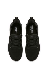 Czarne buty sportowe z plecionym wierzchem, z elastycznymi sznurowadłami, teksturowanym językiem i białą gumową podeszwą. Minimalistyczny design bez logotypów.