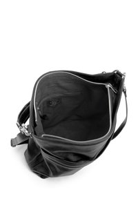 Sac en cuir noir avec une ouverture à glissière, un intérieur spacieux et une petite poche intérieure. Texture lisse et bandoulière réglable.