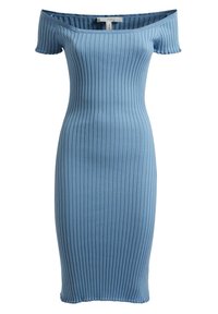 Abito a coste di colore blu chiaro con scollo a spalle scoperte, maniche corte e silhouette midi aderente.