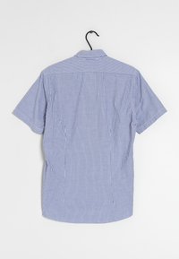 Košile s krátkým rukávem v modro-bílém pruhu, s špičatým límečkem a rovním lemem, vyrobená z lehkého materiálu.