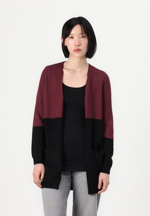 Cardigan lavorato a maglia bordeaux e nero con maniche lunghe, apertura frontale, due tasche e una texture liscia. Vestibilità casual, design a strati.