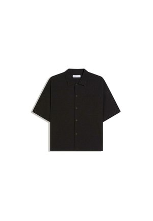 Schwarzes, kurzärmeliges Hemd mit Knopfleiste, Kragen und Brusttasche, flach auf einem weißen Hintergrund ausgebreitet.