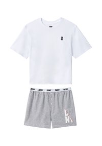 Weißes Baumwoll-T-Shirt mit schwarzem "DKNY"-Logo auf der Brust, kombiniert mit grauen Baumwollshorts mit einem markenlogo auf dem Bund und grafischen Details.