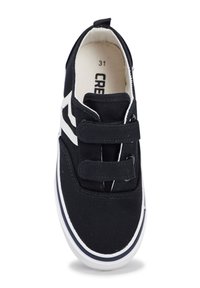 Sneaker nera in tela con accenti bianchi, dotata di punta tonda, doppie cinghie in velcro e suola in gomma texture. Taglia indicata come 31.