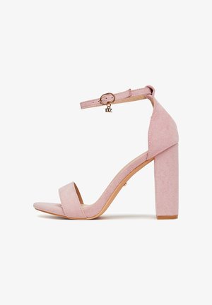 Sandali con tacco alto in suede rosa, con tacco largo a blocco, cinturino regolabile alla caviglia e fascia larga sulle dita. Presentano dettagli in metallo dorato.