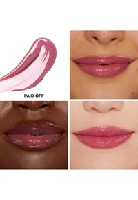 Glänzendes Lippenprodukt in einer pinken Nuance mit schimmerndem Finish. Farbprobe und drei Lippenanwendungen auf verschiedenen Hauttönen. Zeigt Glanz und Textur.