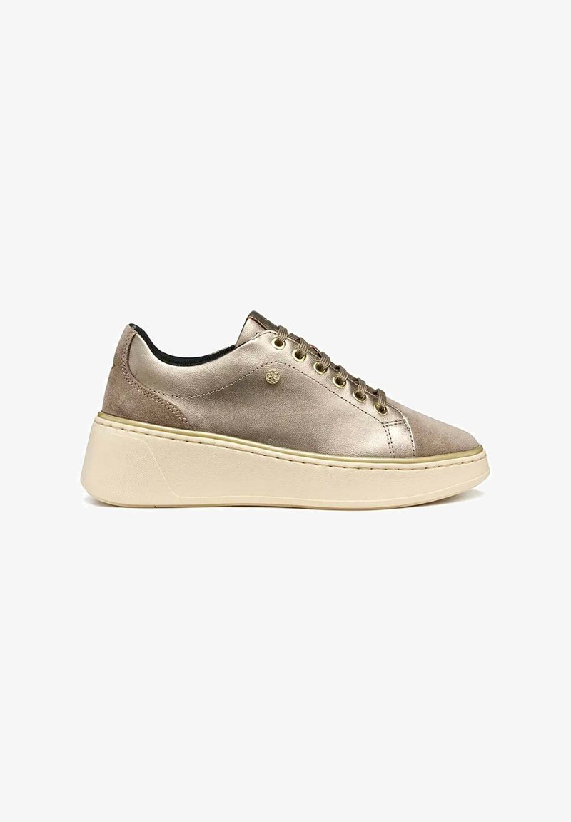 Sneaker color oro metallizzato con tomaia liscia, suola con plateau, punta rotonda e occhielli color oro. Presenta una fodera nera a contrasto e cuciture.