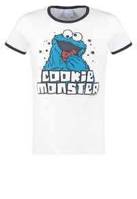 Biała koszulka z Cookie Monsterem trzymającym ciastko, otoczona okruchami ciastek, z napisem "COOKIE MONSTER" w pogrubionych literach poniżej.