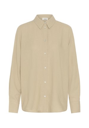 Beige overhemd met lange mouwen, knoopsluiting en spitse kraag, met witte knopen, vooraanzicht op een witte achtergrond.