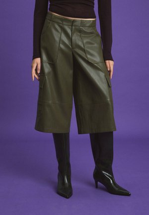 Stradivarius, CARGO BERMUDA SHORTS - Short - khaki