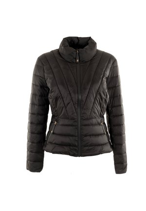 Chaqueta de plumas negra con cuello alto, patrón acolchado, cremalleras frontales y bolsillos laterales. Textura suave con silueta ajustada.