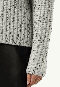 Chunky Strickpullover in Hellgrau mit schwarzen Sprenkeln, mit lockerer Passform und langen, strukturierten Ärmeln. Sichtbare gerippte Bündchen.
