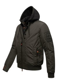 Svart isolerad jacka med avtagbar huva, dragkedja framtill, sidofickor och texturerad ärmlapp; har orange detaljer och ribbad mudd.