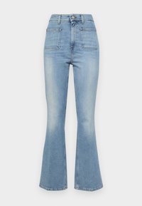 Jeans acampanados de un azul claro con cintura alta, cinco bolsillos y un sutil efecto de decoloración cerca del dobladillo. Hechos de tela de algodón de mezclilla.