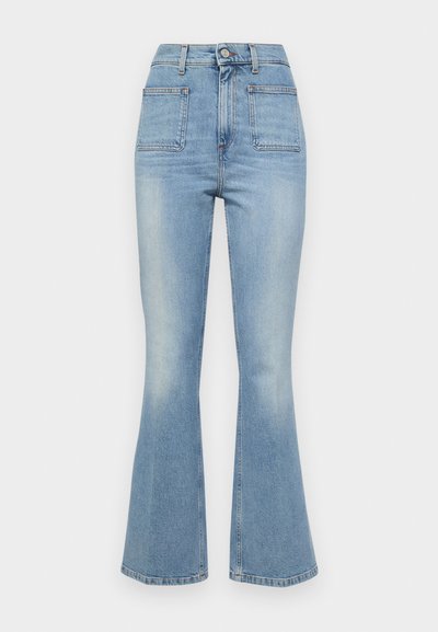 Világoskék, bővített szárú farmernadrág, magas derékkal, öt zsebbel, és finom fakulással az alsó szegélynél. Denim pamut anyagból készült.