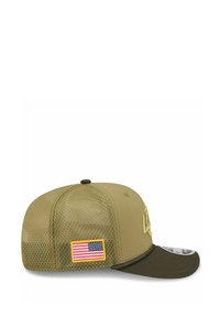 Khakifarbenes Basecap mit Netzrücken, flacher Visier, gesticktem Logo und einem kleinen Aufnäher der amerikanischen Flagge an der Seite.
