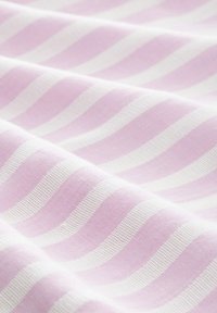 Tessuto di cotone con strisce orizzontali rosa e bianche, dalla texture morbida e da un leggero lucido, che presenta un motivo ondulato in tutto il tessuto.