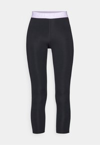 Zwarte sportlegging met een aansluitend ontwerp, zacht materiaal en een lichtpaarse tailleband met "NIKE PRO" en een subtiele textuur.
