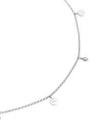 Necklace din lant argint cu farmece rotunde mici, unul dintre ele marcat cu "925." Textura netedă și inele uniforme cu un design delicat.